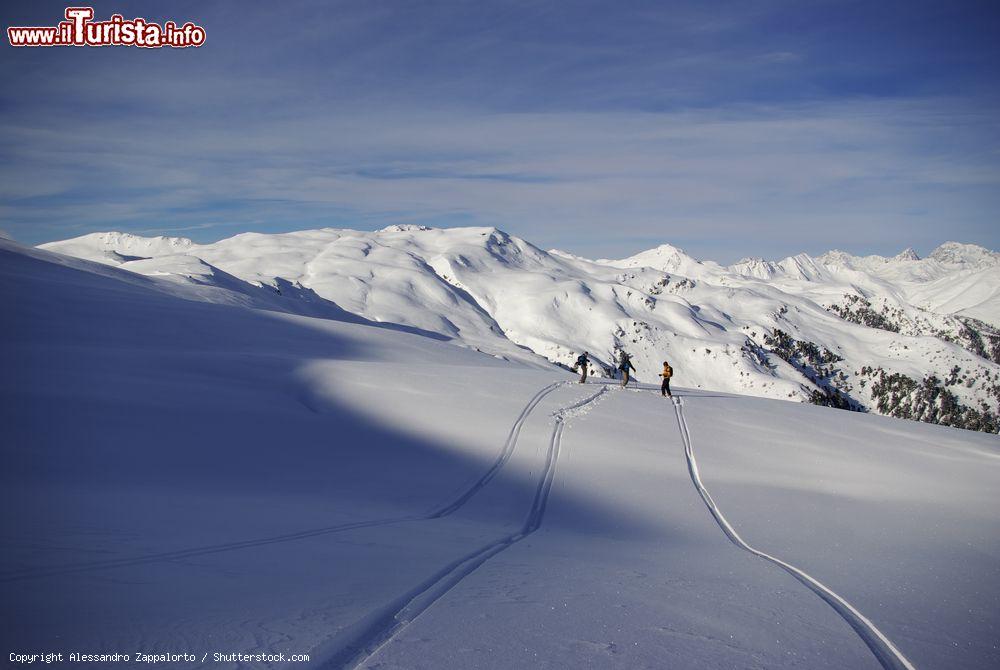 Immagine Tre sciatori camminano sulla neve fresca nei pressi di Sillian, Austria - © Alessandro Zappalorto / Shutterstock.com