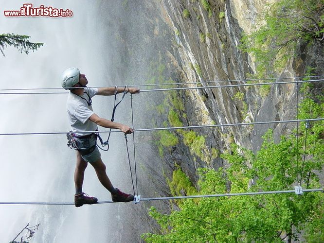 Immagine Le gole di Drachenschlucht sono una delle attrazioni più importanti di Trebesing, in Carinzia. Qui oltre a percorsi ideali per adulti si snoda anche il Sentiero delle Favole, adatto ai bambini di ogni età