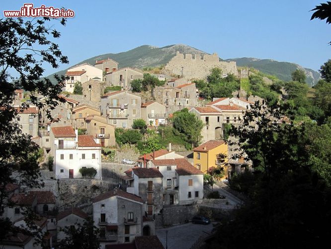 Immagine Il borgo ed il castello di Trecchina in Basilicata. La cittadina si trova ad una altitudine di 500 metri sul livello del mare, ma le montagne che la circondano sfiorano un'altezza di 1500 metri. - ©  Velvet - CC BY-SA 3.0 - Wikipedia