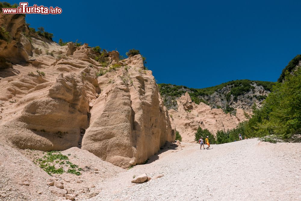 Immagine Trekking lungo il sentiero delle Lame Rosse di Fiastra. Regione Marche, Monti Sibillini