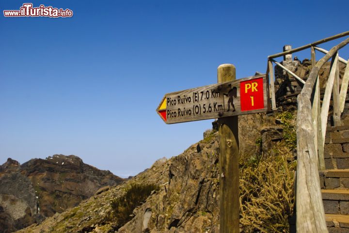 Immagine Il trekking a Pico Ruvio, Isola di Madeira (Portogallo) - Sono moltissimi i turisti che negli ultimi anni cercano una destinazione non solo in base alla bellezza di un posto ma anche basandosi sulle sue proposte escursionistiche. La possibilità di effettuare il trekking qui non solo è ampiamente condivisa da tutti gli isolani ma è anche sottolineata in modo piuttosto evidente con i cartelli che indicano le informazioni migliori per i posti in cui è possibile praticarlo. In questo modo chiunque può scegliere il percorso preferito - © dinozzaver / Shutterstock.com
