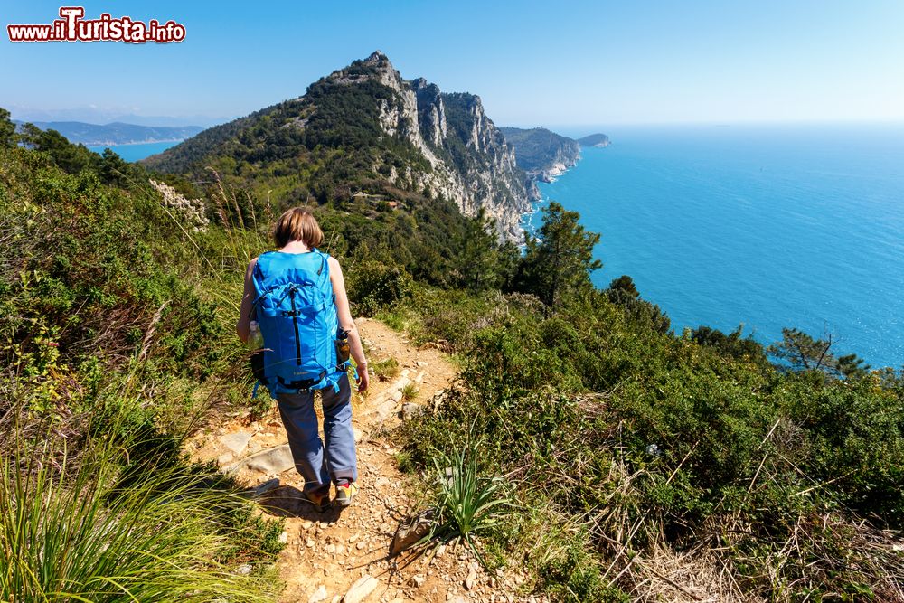Immagine Trekking su un sentiero della Liguria, tra le Cinque Terre e Porto Venere, Riviera di Levante.