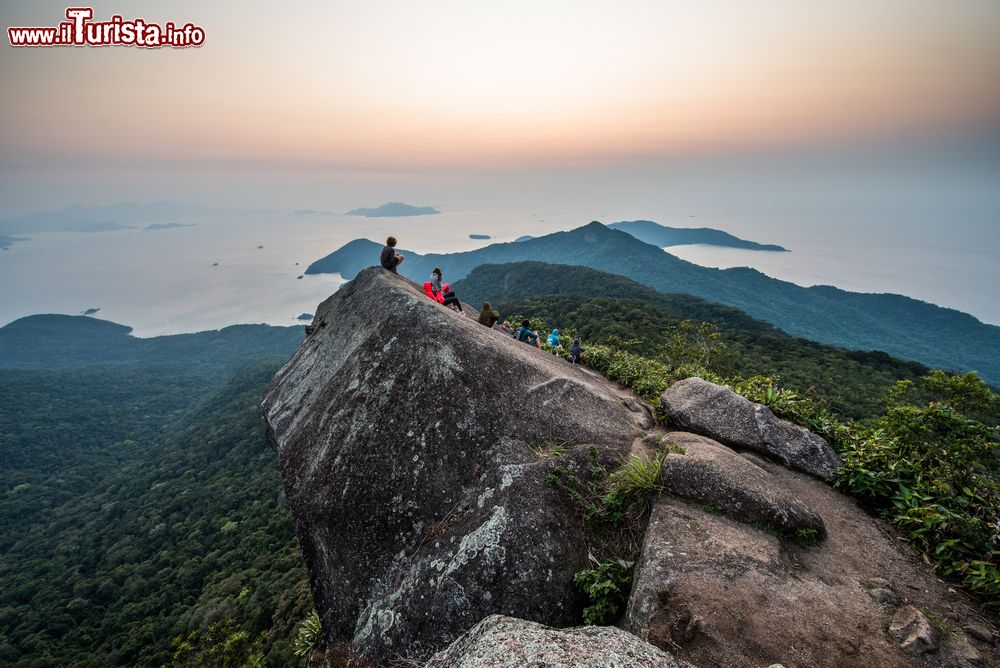 Immagine Trekking sul Pico do Papagaio a Ilha Grande, stato di Rio de Janeiro, Brasile.