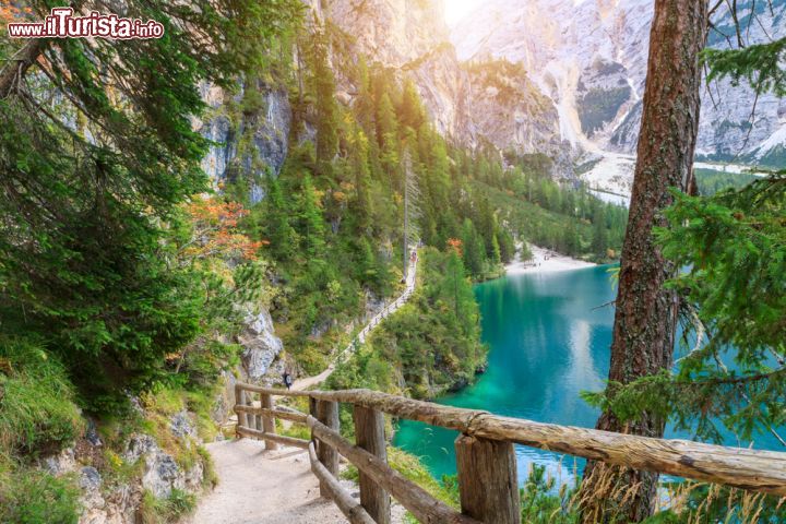 Immagine Trekking sulle rive del Lago di Braies, tra le Dolomiti della Val Pusteria - © Barat Roland / Shutterstock.com