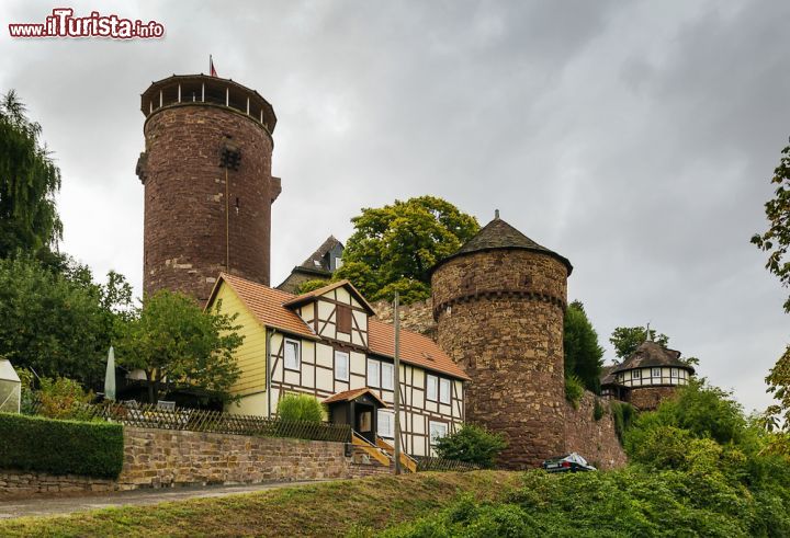 Immagine Castello di Trendelburg vicino a Kassel, Germania - Sorge fra le montagne vicino alla cittadina di Kassel questo grazioso maniero con torri di guardia a forma circolare: è uno dei meglio conservati di questo territorio © Borisb17 / Shutterstock.com