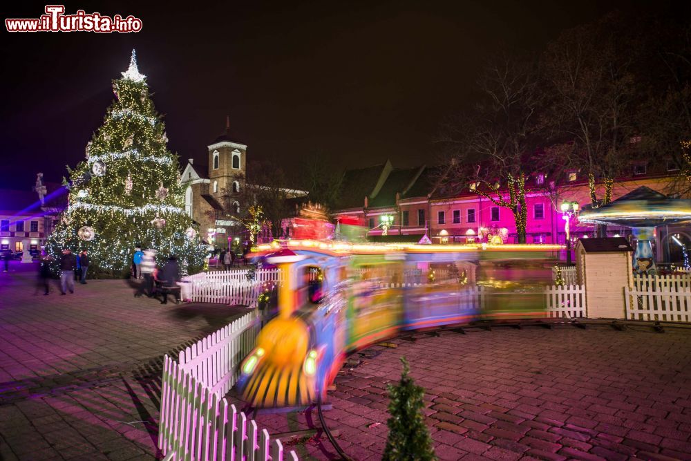 Immagine Il trenino per i bambini nell'ambito del Villaggio di Natale di Kaunas (Lituania), sulla Piazza del Municipio.