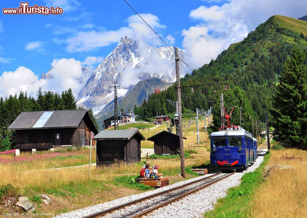Immagine Trenino blu della valle di Chamonix a Saint-Gervais-les-Bains (Francia). Si tratta di una linea ferroviaria di montagna nella provincia dell'Alta Savoia - © Arsenie Krasnevsky / Shutterstock.com