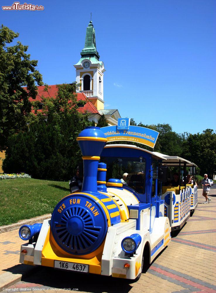 Immagine Un trenino turistico nel centro di Frantiskovy Lazne, Repubblica Ceca - © Andrea Seemann / Shutterstock.com