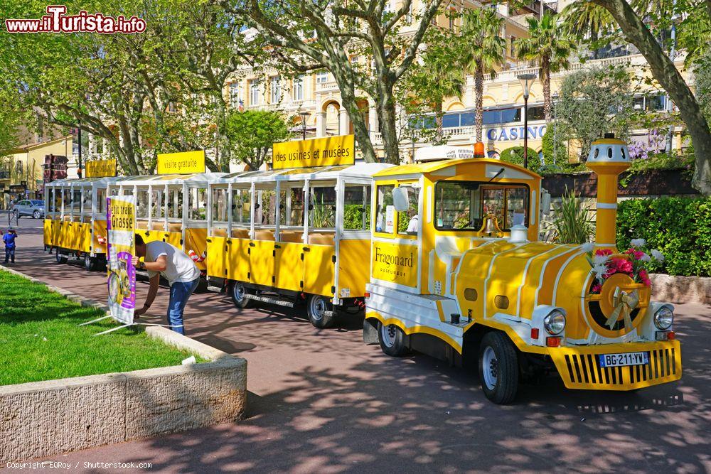 Immagine Trenino turistico per le vie di Grasse (Francia), la cittadina della Provenza conosciuta per i suoi fiori e la produzione di profumi - © EQRoy / Shutterstock.com