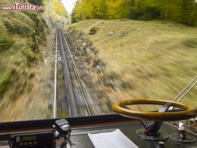 Immagine Pilatus-Bahnen: la vista dal vagone del treno a cremagliera - © Narongsak Nagadhana / Shutterstock.com
