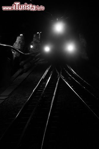 Immagine Il treno della ferrovia Jungfrau all'interno di un tunnel nei pressi di Grindelwald, Svizzera. Date le proibitive condizioni climatiche che caratterizzano il percorso che attraversa, buona parte del tratto finale viene percorso in un tunnel di 7 chilometri.