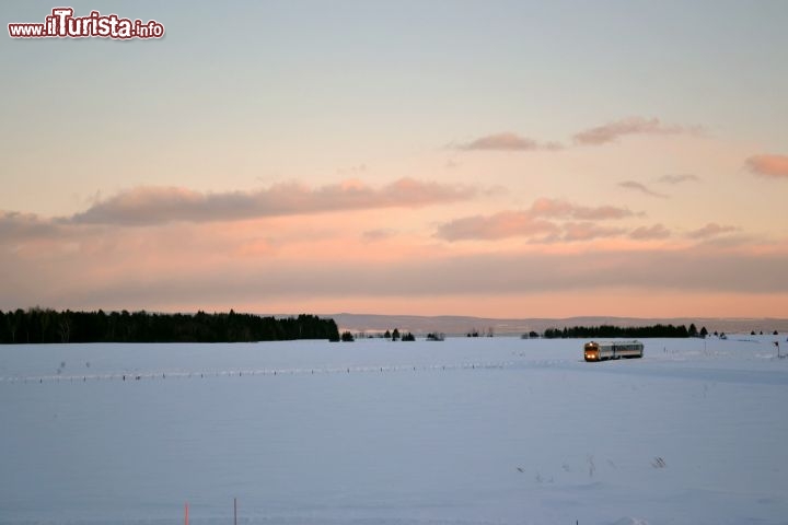 Immagine Treno in arrivo all'Hotel La Ferme: la linea ferroviaria turistica tra Ville de Quebec e La Malbaie è ideale per conoscere la regione dello Charlevoix. Dall'hotel La Ferme di Baie-Saint-Paul parte il treno che conduce alle piste del complesso sciistico de Le Massif.