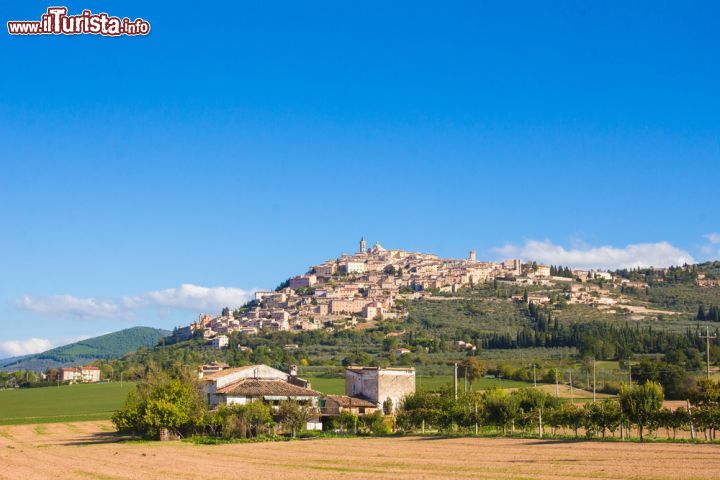 Immagine Il centro storico di Trevi in Umbria, fotografato dalla via Flaminia - © Buffy1982 / Shutterstock.com