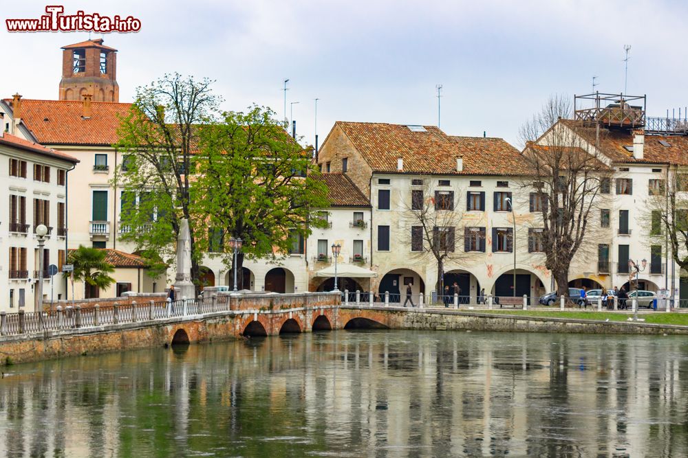 Immagine Treviso, la "piccola Venezia", con le acque dei suoi canali, Veneto. Per scoprire scorci originali della cittadina è sufficiente passeggiare a piedi fra le sue vie e piazze.