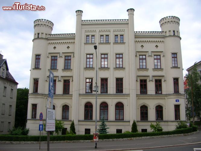 Immagine Il tribunale di Walbrzych, Polonia. La città sta vivendo in questi ultimi decenni una rinascita turistica dopo che per molti anni fu semplicemente una città mineraria dove si estraeva il carbone - foto © Macdriver - CC BY-SA 3.0 - Commons