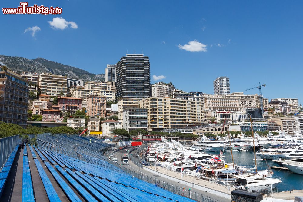 Immagine Tribune vuote in attesa degli spettatori del Gran Premio di Formula 1 a Monte Carlo, Principato di Monaco.
 