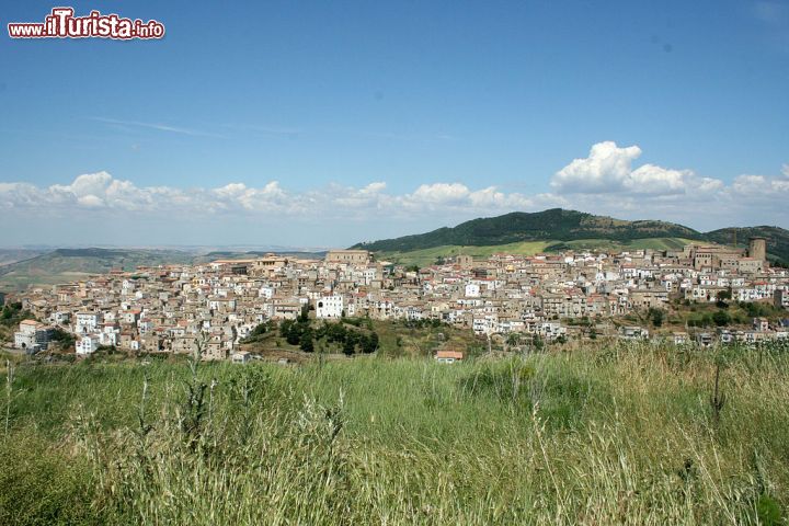 Immagine Il panorama di Tricarico tra le montagne della Basilicata - © Rocco Stasi - CC BY 3.0 - Wikipedia.