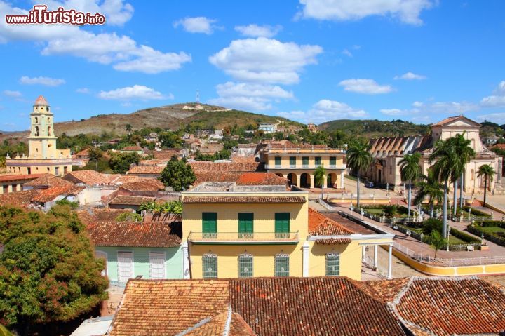 Immagine I tetti di Trinidad, Cuba - Trinidad, anche detta "la città museo" d Cuba per il perfetto stato in cui sono rimasti conservati gli edifici del centro storico, è stata dichiarata "patrimonio dell'umanità dall'UNESCO nel 1998 insieme alla vicina Valle de los Ingenios, la quale dista da Trinidad solo 8 chilometri ed è particolarmente interessante per la massiccia presenza di rovine di antichi zuccherifici, altra testimonianze del colonialismo. - © Tupungato / Shutterstock.com