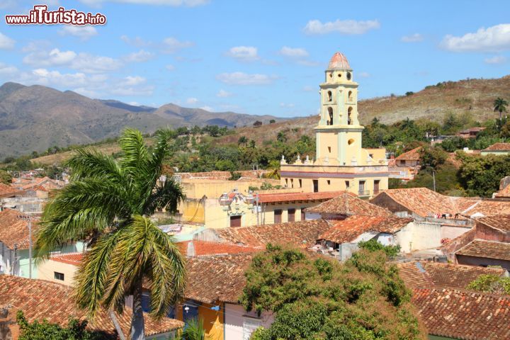 Immagine Il vento soffia sulle palme di Trinidad, Cuba - Tra le tante affascinanti città di Cuba, la regina delle Antille, Trinidad è senza dubbio una delle più belle. Una città piena di storia, di colori e di bellezza che, nel 1998, è stata insignita del prestigioso titolo di "patrimonio dell'umanità" dall'UNESCO.  - © Tupungato / Shutterstock.com