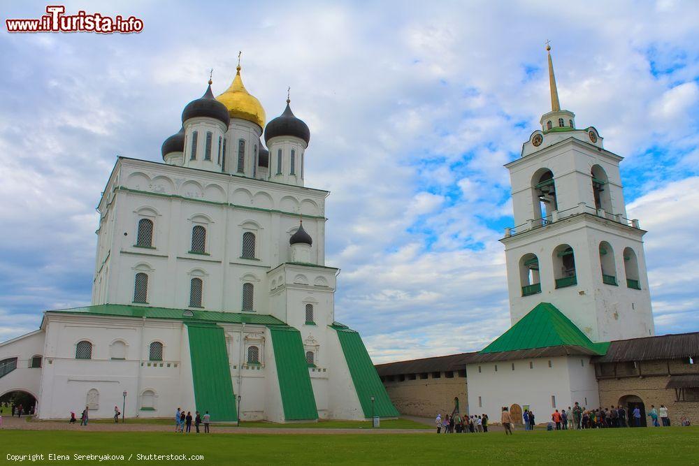 Immagine Troitsky sobor (la cattedrale della Trinità) con il campanile nella fortezza di Pskov, Russia - © Elena Serebryakova / Shutterstock.com