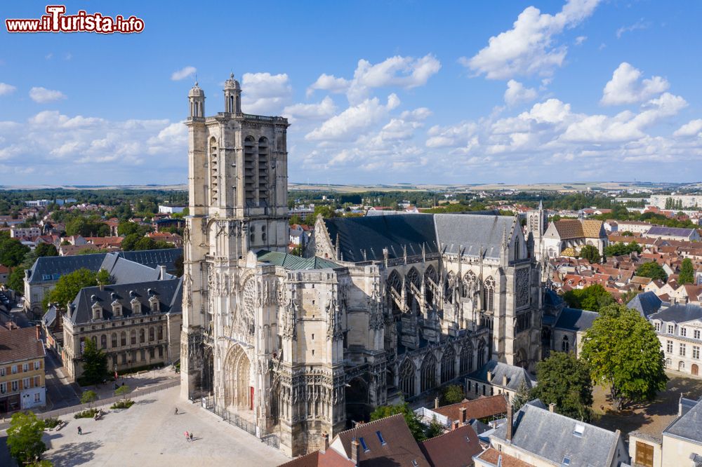 Immagine Troyes (Francia): veduta aerea della cattedrale di San Pietro e San Paolo. Per completare questo edificio religioso ci sono voluti ben 400 anni.