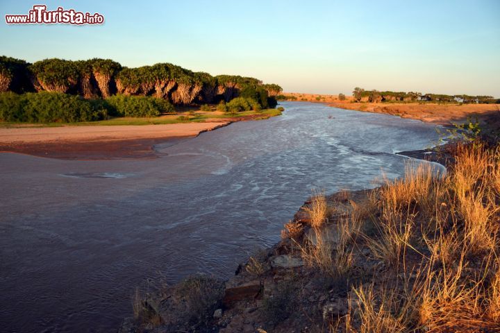 Immagine Parco Nazionale dello Tsavo Est: il Galana River è uno dei principali fiumi del Kenya, che nasce nei pressi di Nairobi e attraversa tutto il paese, compreso il Parco Nazionale dello Tsavo, prima di gettarsi nelle acque dell'Oceano Indiano.