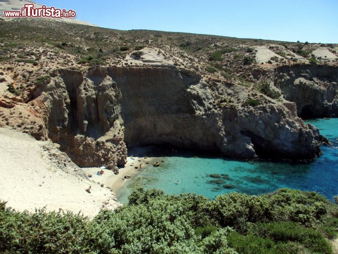 Immagine Tsigrado, Milos: è in assoluto una delle spiagge più belle e spettacolari dell'isola. Si trova a fianco della spiaggia di Firiplaka ed è raggiungibile via mare oppure scendendo conl'ausilio di una corda dalla falesia.