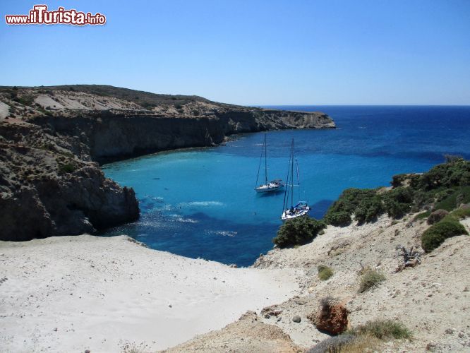 Immagine Tsigrado, Milos, Grecia: è una delle baie più belle di Milos, come dimostra chiaramente la foto. La piccola spiaggetta che si trova più in basso ha però la caratteristica di finire all'ombra a partire dalle 16:30.