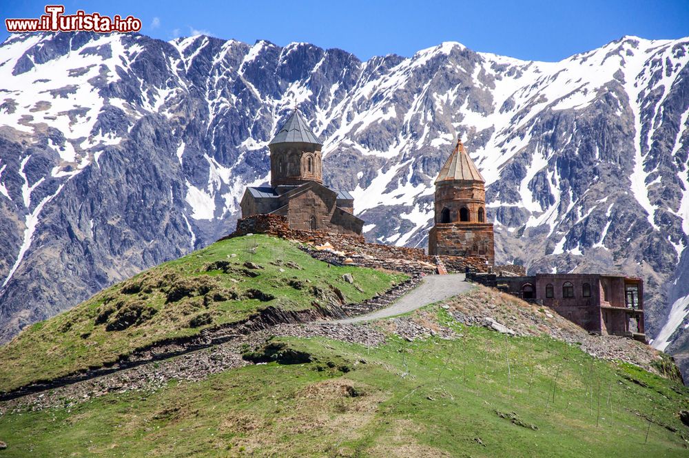 Immagine Tsminda Sameba il Monastero della Trinità di Gergeti a Kazbegi in Georgia.