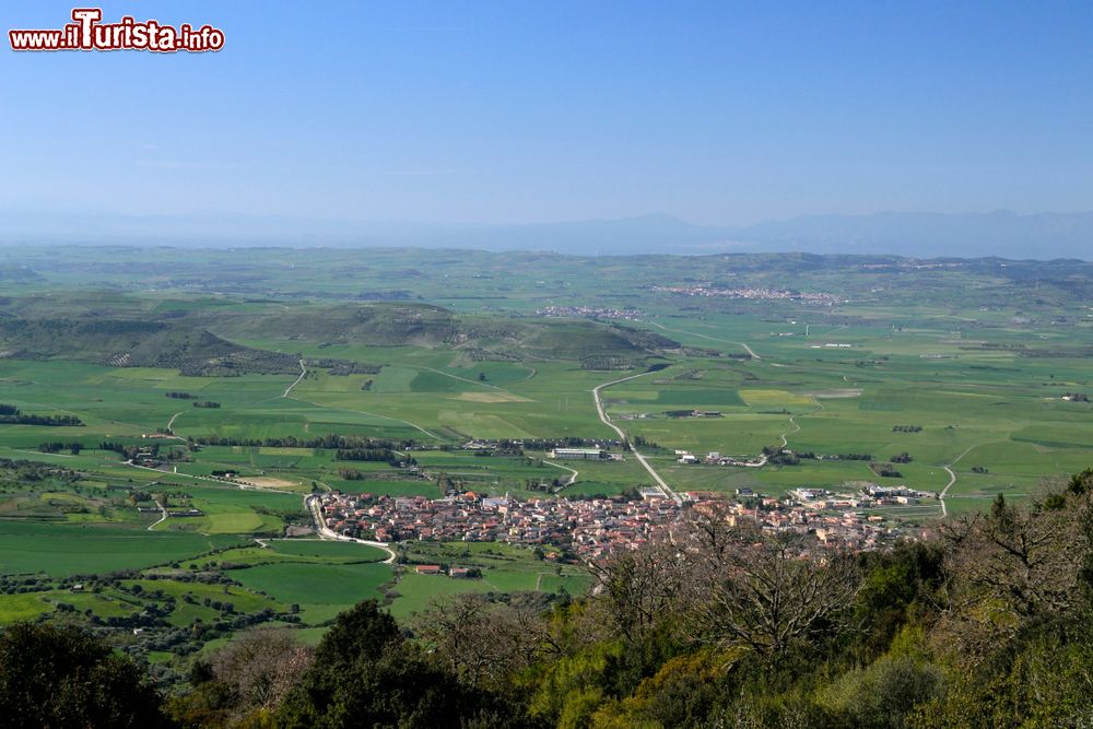 Immagine Tuili in Sardegna fotografata dall'altopiano della Giara