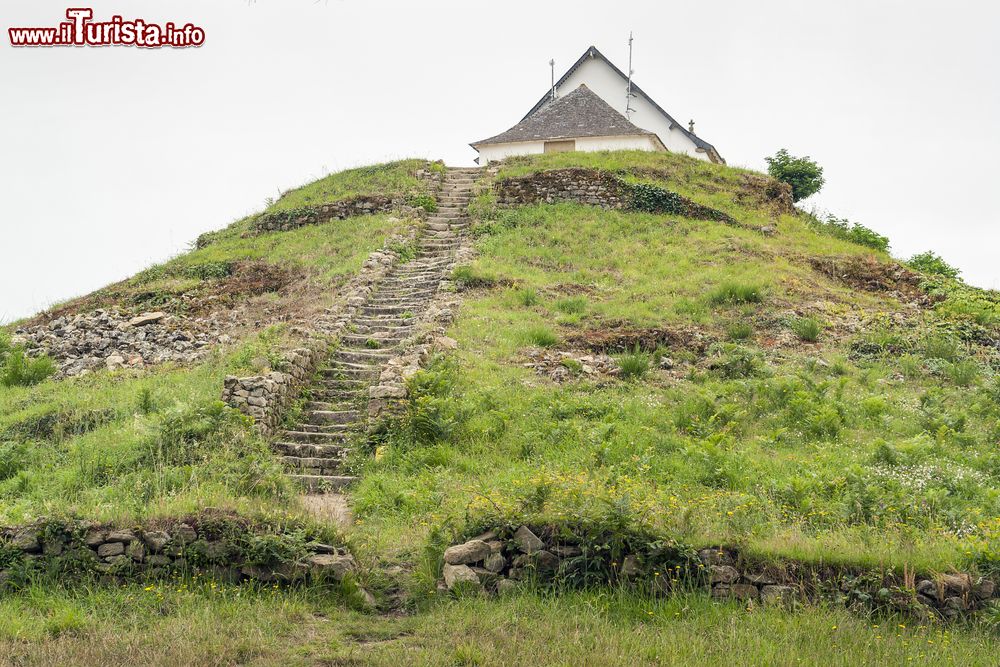 Immagine Tumulo megalitico di San Michele nei pressi di Carnac, dipartimento di Morbihan, Francia. E' il più grande tumulo tombale dell'Europa continentale. Risale al 4500 a.C. e venne scoperto nel 1862: al suo interno i ricercatori trovarono un arredamento funerario piuttosto prezioso con asce, perle e strumenti in selce.