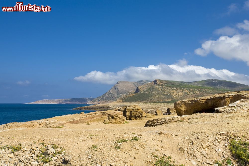 Immagine Tunisia. Penisola di Cap Bon vicino a El Haouaria: entrata alle groote romane di Ghar el Kebir