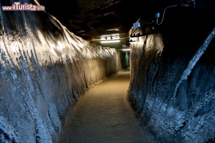 Immagine Un lungo tunnel all'interno della miniera di sale a Turda in Romania - © Mirek Nowaczyk / Shutterstock.com