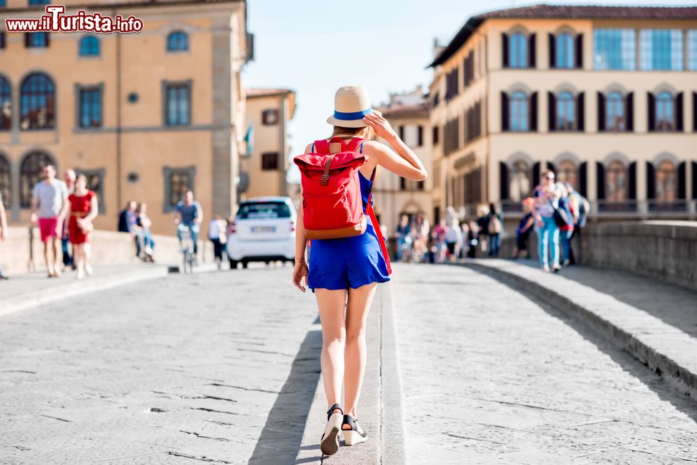 Immagine Turista con zaino pesante a Firenze, in cerca di un deposito bagagli in città