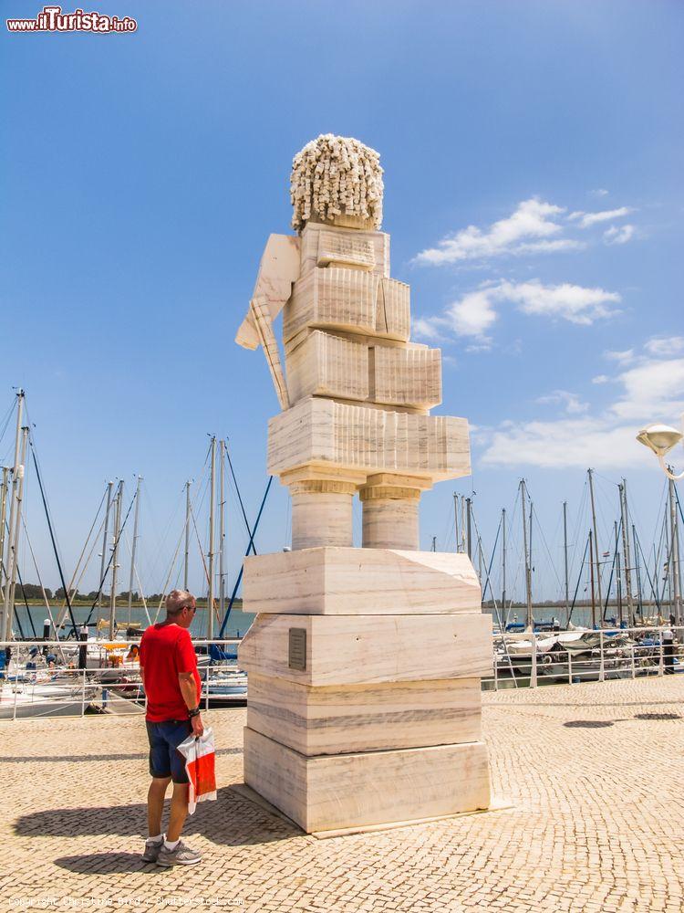 Immagine Un turista vicino al monumento a Sebastiao Jose De Carvalho e Mello a Vila Real de Santo Antonio, Portogallo - © Christine Bird / Shutterstock.com