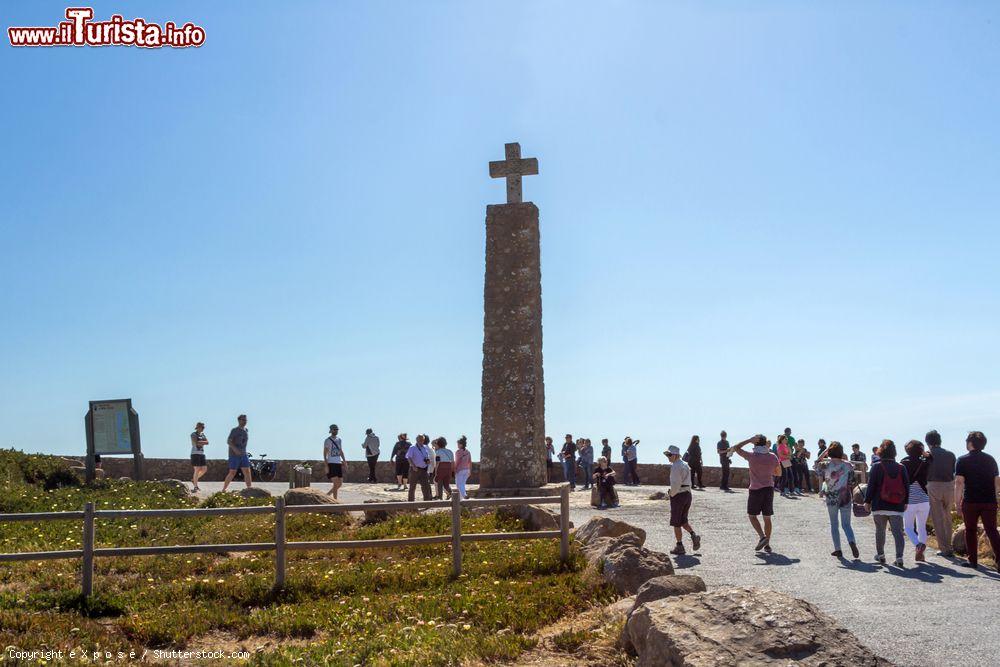Immagine Turisti a Cabo da Roca nella frazione di Colares, Sintra, Portogallo. Nella terrazza che si affaccia sull'oceano Atlantico si trova anche un obelisco con una grande croce  - © e X p o s e / Shutterstock.com