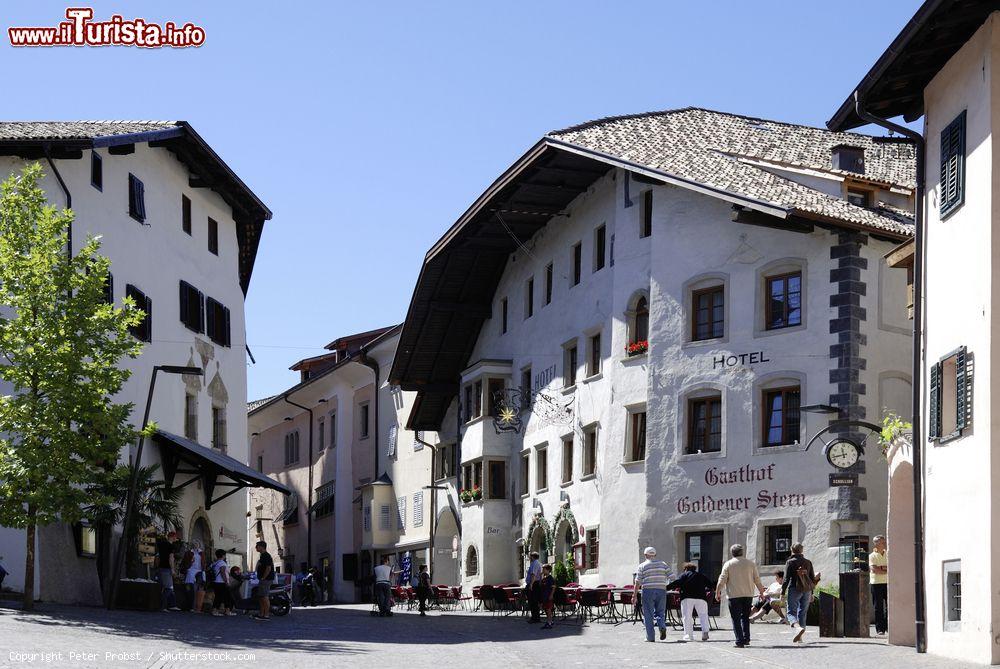 Immagine Turisti a Caldaro, Trentino Alto Adige. Situata sulla Strada del Vino, questa bella località trentina attira ogni anno moltissimi stranieri - © Peter Probst / Shutterstock.com