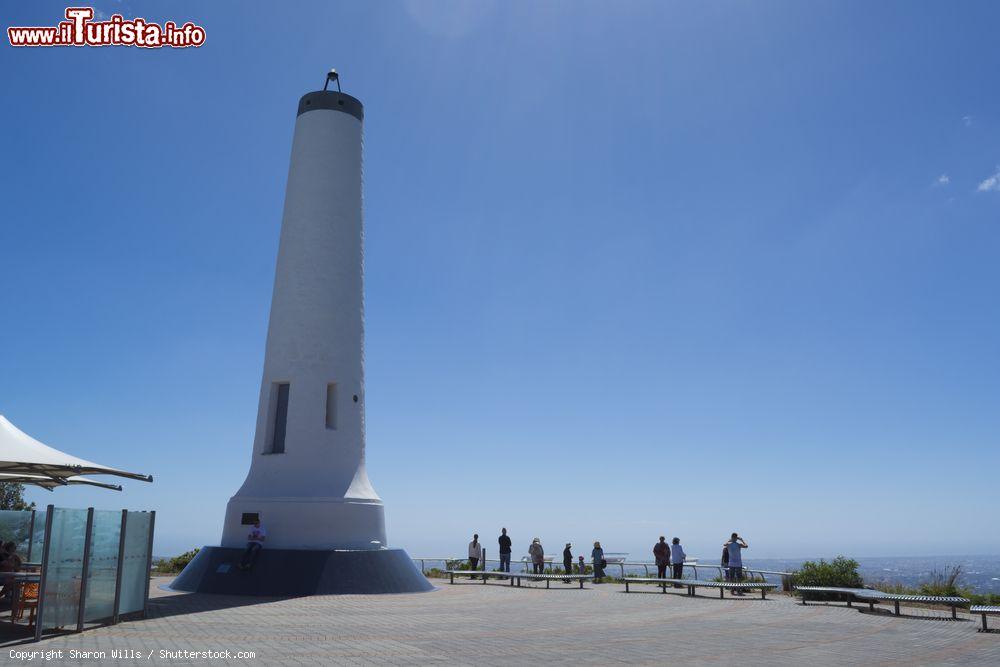 Immagine Turisti a Mount Lofty (Adelaide) vicino alla Flinders Column: un tempo questo obelisco era situato in una stazione trigonometrica - © Sharon Wills / Shutterstock.com