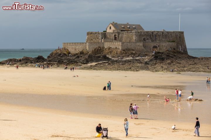 Immagine Turisti a passeggio sulla spiaggia a Petit Bé, Saint-Malo, con la bassa marea - ©Victor Maschek / Shutterstock.com