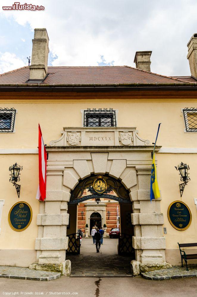 Immagine Turisti a passeggio in una stretta via del centro storico di Durnstein, Austria - © Przemek Iciak / Shutterstock.com