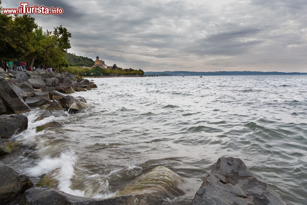 Immagine Turisti a passeggio lungo la sponda del lago di Bracciano a Trevignano Romano, Lazio.