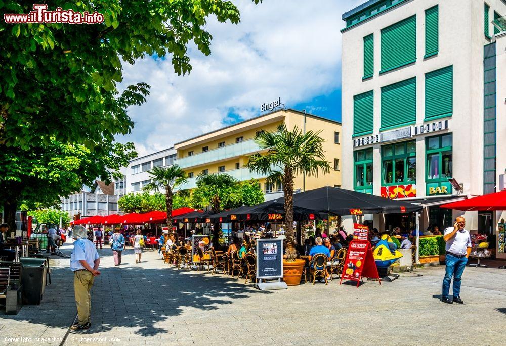 Immagine Turisti a passeggio nel centro storico di Vaduz, Liechtenstein. In questo piccolo territorio sono conservati tesori di grande valore architettonico e storico - © trabantos / Shutterstock.com