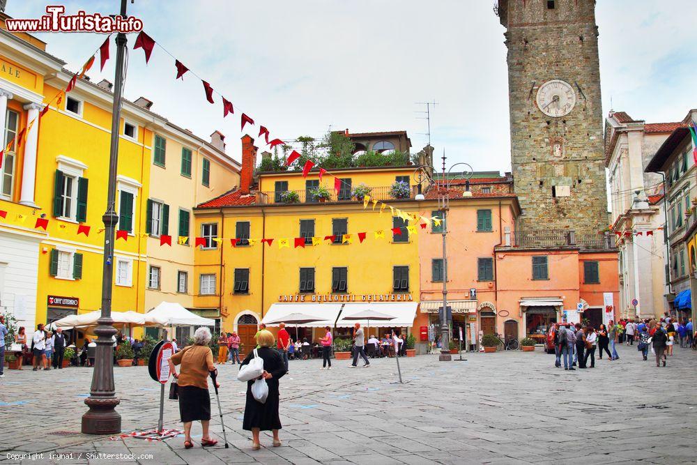 Immagine Turisti a passeggio nel piazza del centro storico di Pontremoli, Lunigiana, Toscana - © iryna1 / Shutterstock.com