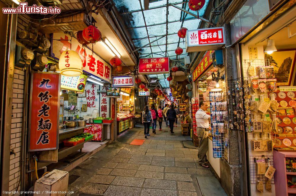 Immagine Turisti a passeggio nelle vie di Chiufen, Taiwan. Lungo le strade della città i negozi vendono i più tradizionali snack di Chiufene e oggetti di ogni genere - © gracethang2 / Shutterstock.com