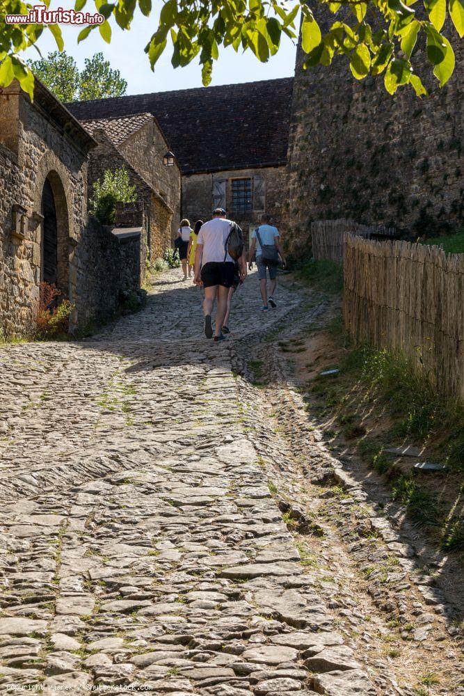 Immagine Turisti a passeggio per il borgo di Beynac-et-Cazenac, Francia - © wjarek / Shutterstock.com