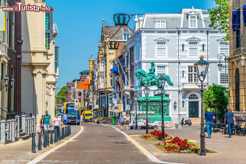 Immagine Turisti a passeggio su una strada commerciale nel centro di Den Haag, Olanda - © trabantos / Shutterstock.com