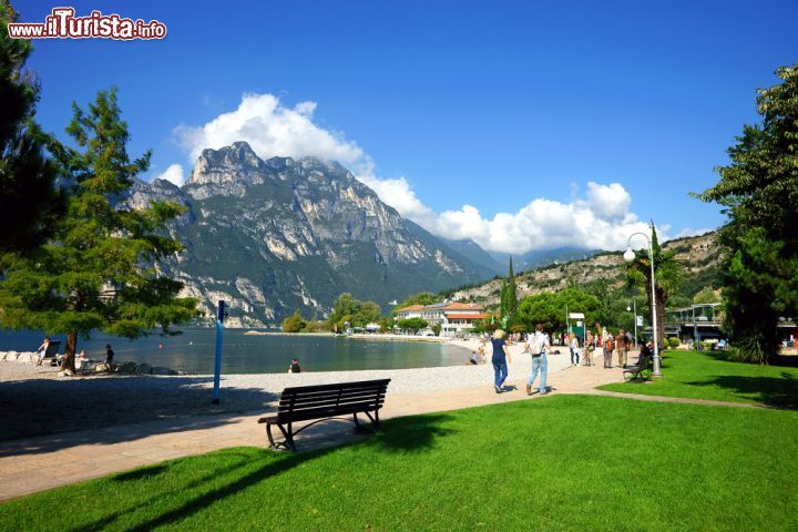 Immagine Turisti a passeggio sul lungolago di Garda nella cittadina di Riva, Trentino Alto Adige - © 248831323 / Shutterstock.com