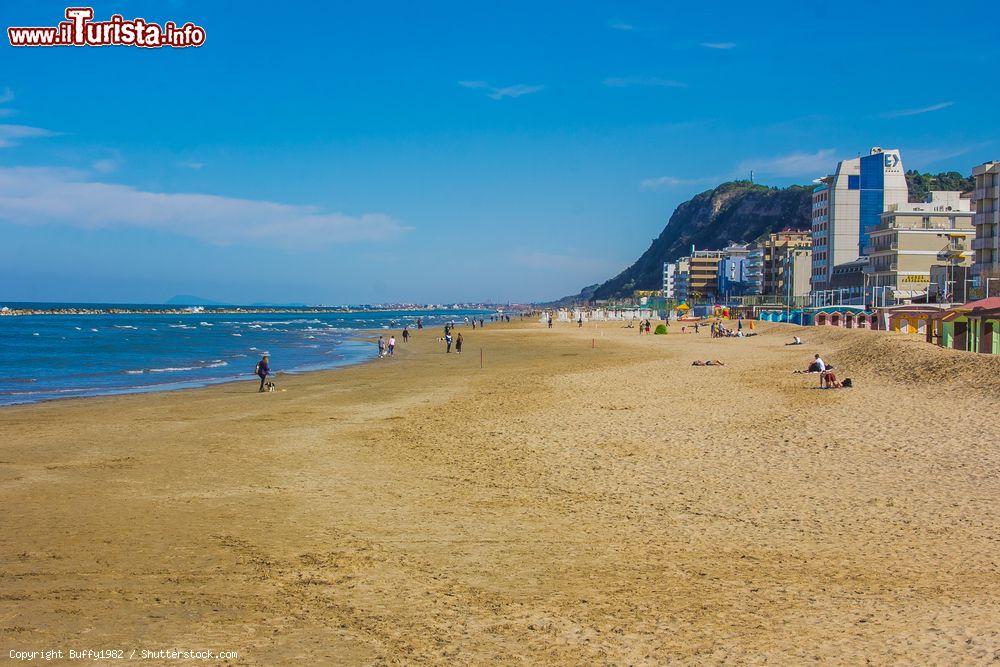 Immagine Turisti a passeggio sulla spiaggia di Pesaro nella stagione estiva, Marche, Italia - © Buffy1982 / Shutterstock.com