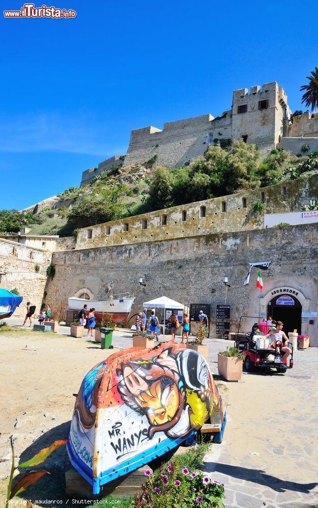 Immagine Turisti a spasso sull'isola di San Nicola, la terza per estensione dell'arcipelago delle Tremiti (Puglia) - foto © maudanros / Shutterstock.com