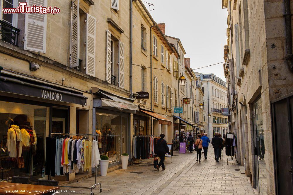 Immagine Turisti a spasso nella cittadina medievale di Perigueux, Francia - © Anton_Ivanov / Shutterstock.com